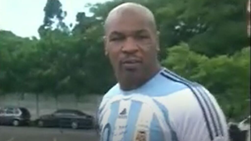 Peleas nocturnas y provocación: el día que Tyson declaró en un juzgado de Brasil con una camiseta de Maradona