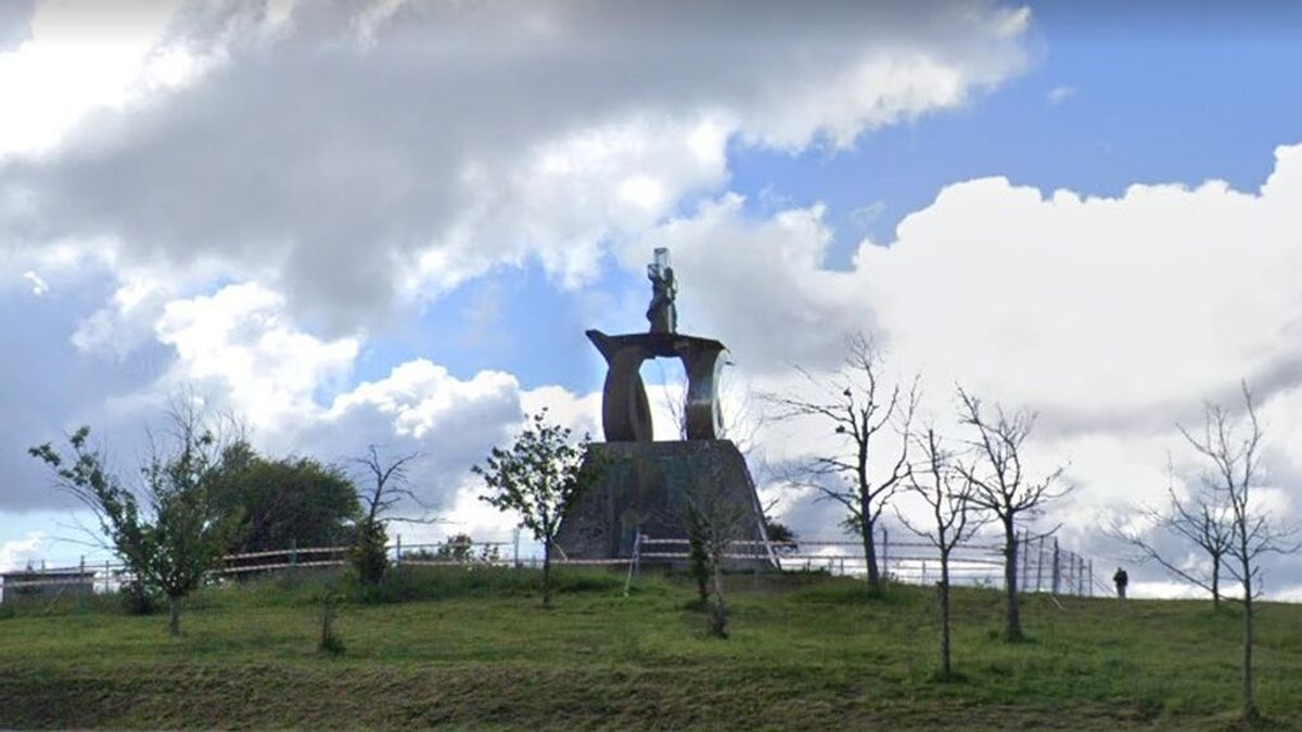 Galicia retira la estatua del papa Juan Pablo II del Monte do Gozo por su deterioro Galicia retira la estatua del papa Juan Pablo II del Monte do Gozo por su deterioro