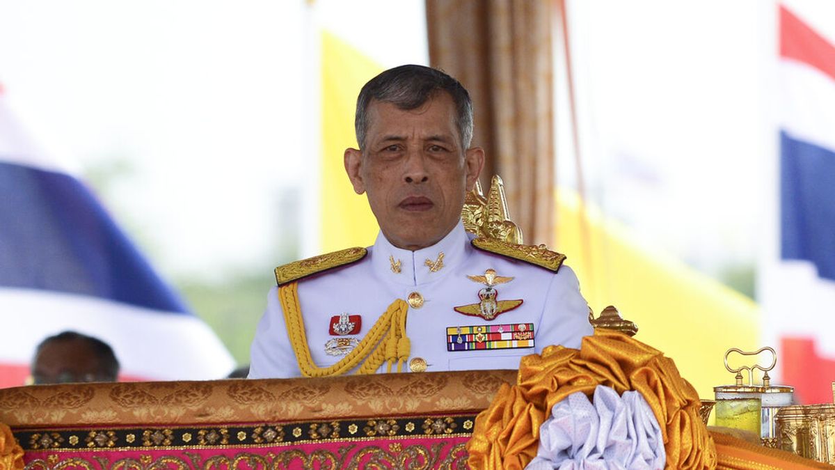 El rey de Tailandia envía a prisión a sus guardaespaldas por no evitar que una fan se colara en su coche