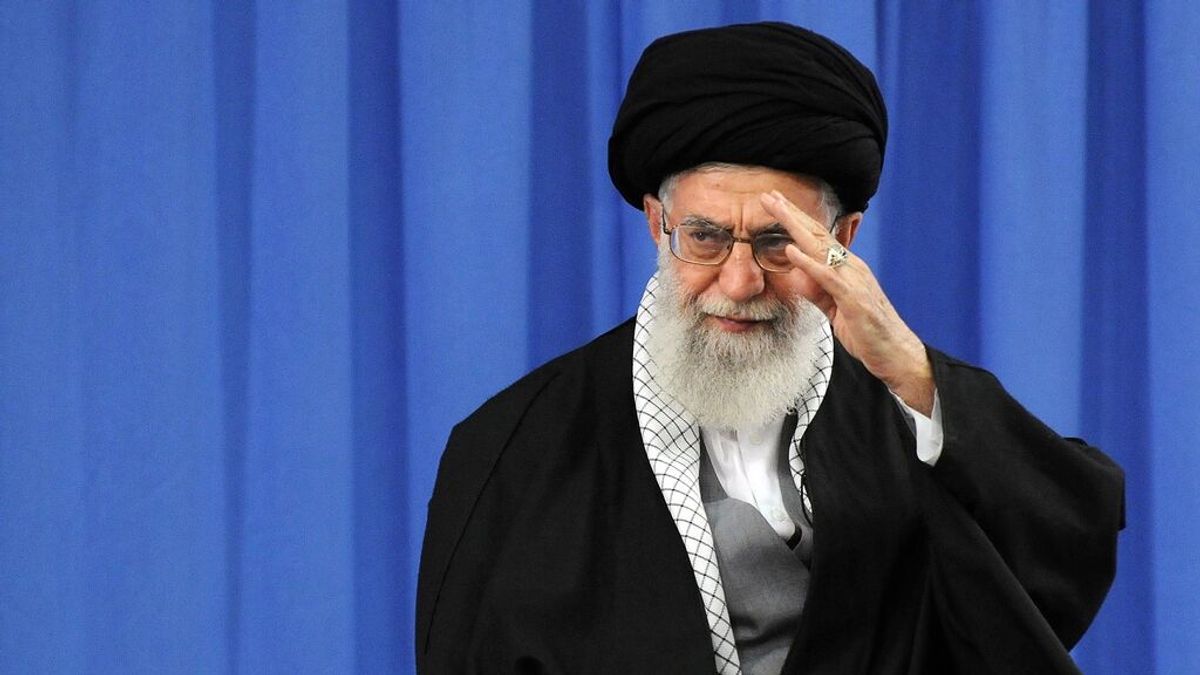 El ayatolá Khamenei, líder supremo de Irán, publica en su web un vídeo simulando el asesinato de Donald Trump