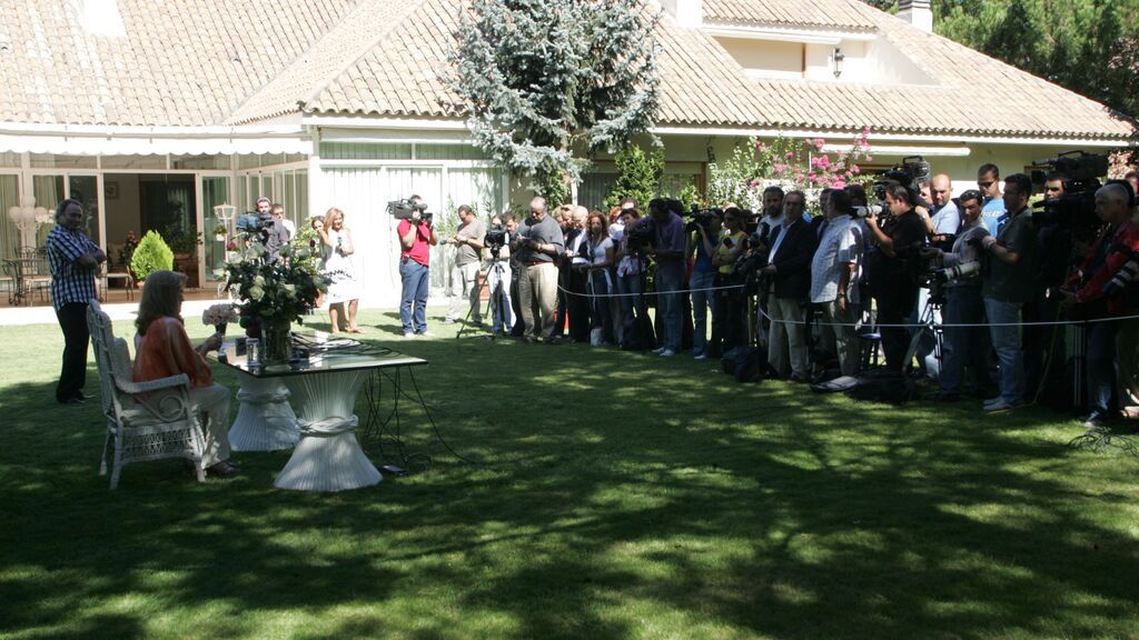 En el jardín, la cantante dio una de las ruedas de prensa más importantes de su vida.