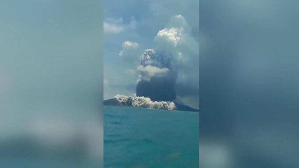 Las espectacular imágenes de la erupción de un volcán Hunga Tonga en una isla del Pacífico