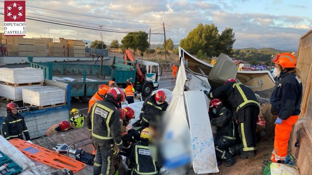 Rescatan a un camionero cuatro horas atrapado tras sufrir un grave accidente en Castellón