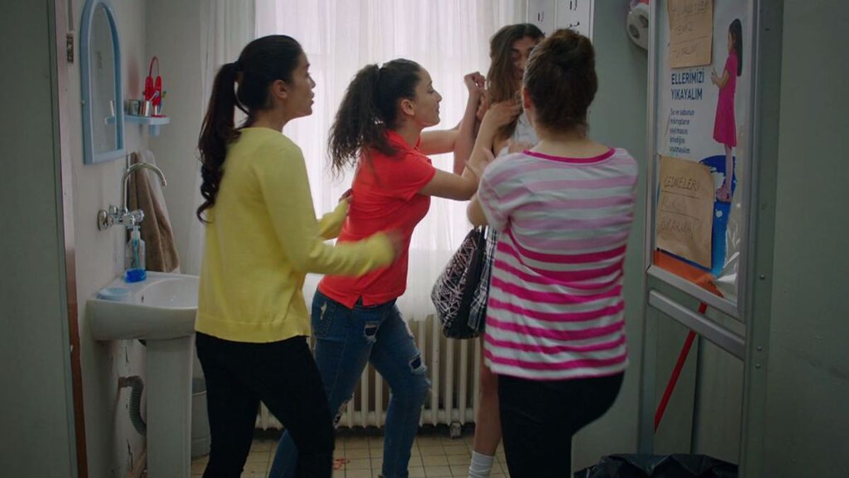 Las chicas agreden a Meral por robar a Burak