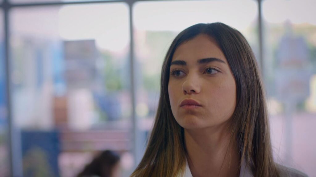 Meral roba a Burak en el instituto
