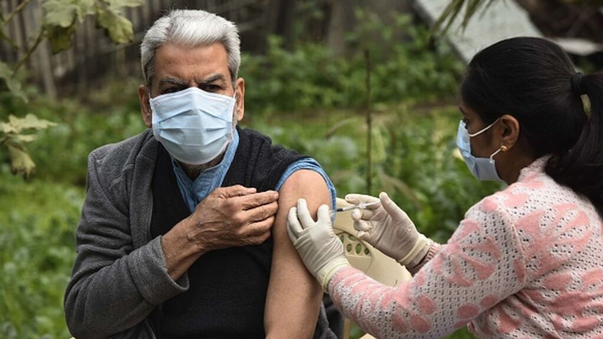 Un hombre se vacuna 11 veces contra el coronavirus en la India