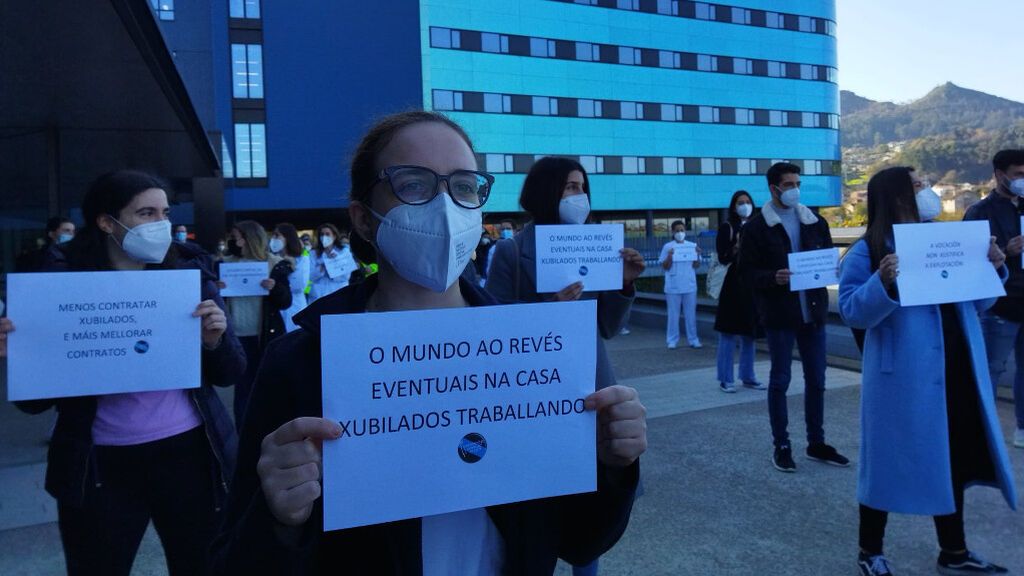 Enfermeros eventuales protestan en Vigo contra la precariedad y la contratación de jubilados