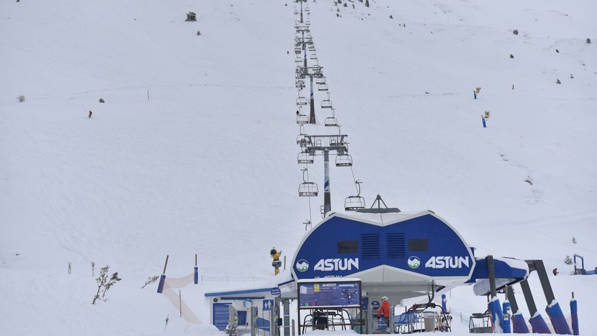 Fallece un esquiador de 71 años,en Astún tras salirse de la pista y caer por un barranco