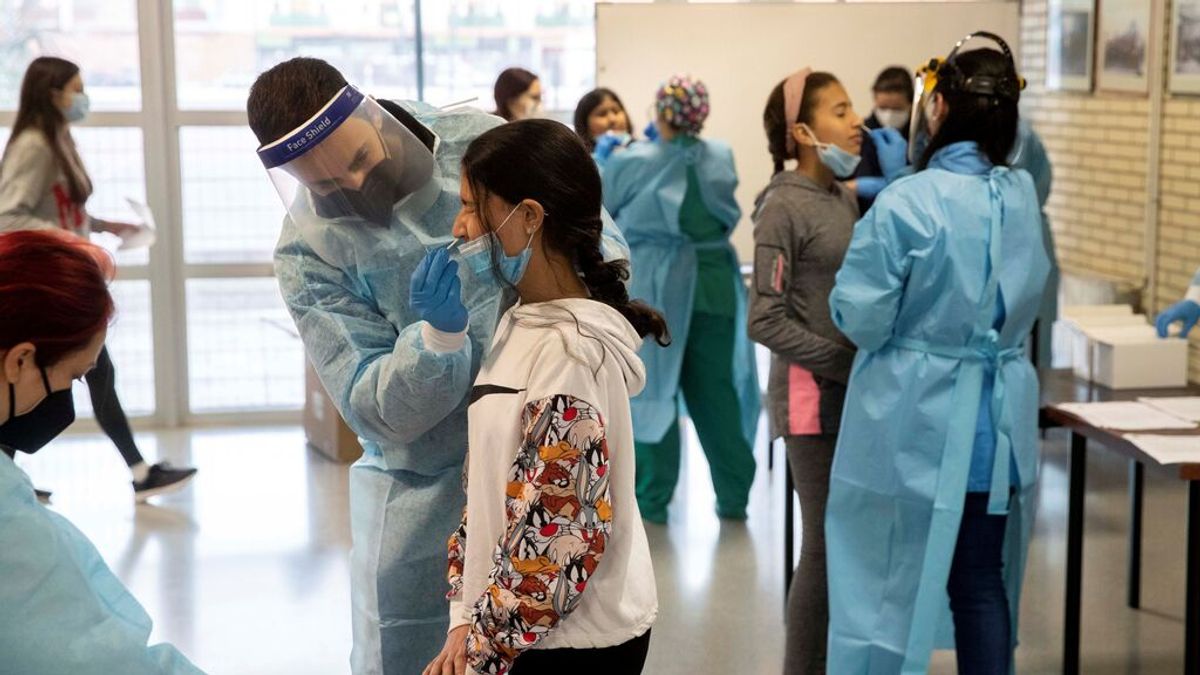 La sexta ola del coronavirus avanza en España pero con signos de ralentización