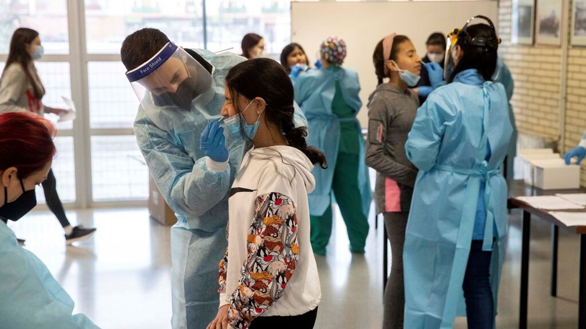 La sexta ola del coronavirus avanza en España pero con signos de ralentización La sexta ola del coronavirus avanza en España pero con signos de ralentización