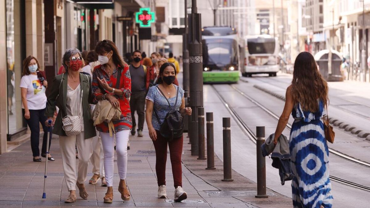 Gente paseando con mascarilla por Vitoria Gente paseando con mascarilla por Vitoria