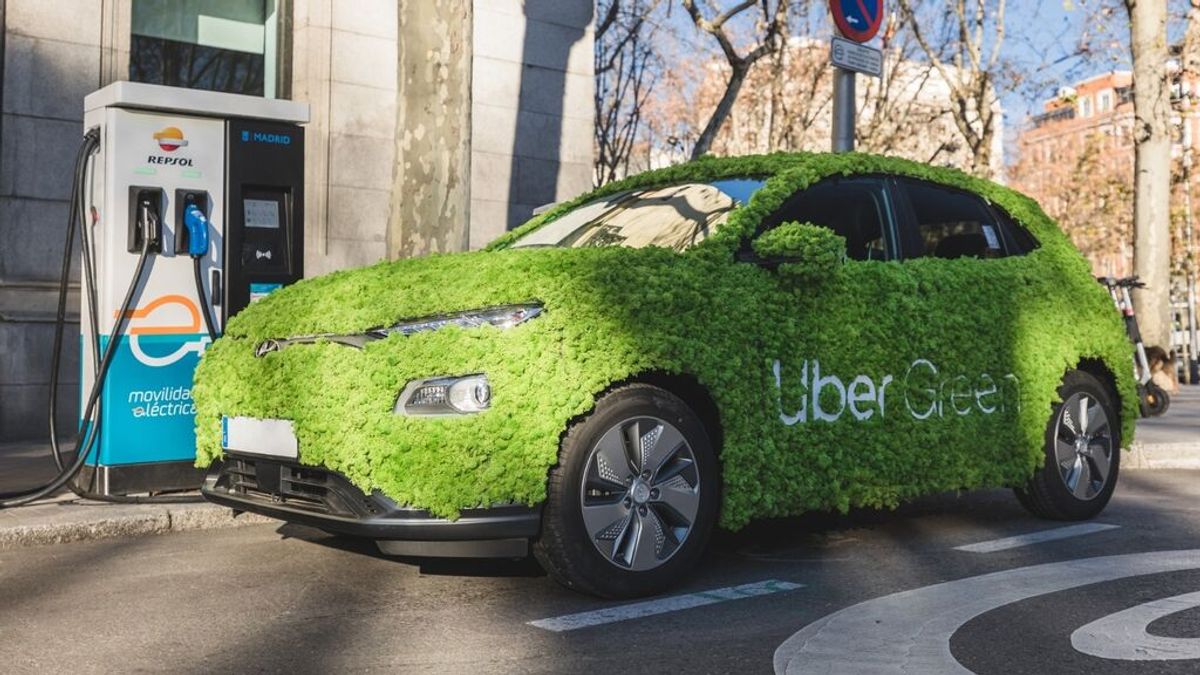 Uber lanza un servicio de VTC y taxi eléctrico para desplazarse en Madrid junto a Repsol y Santander