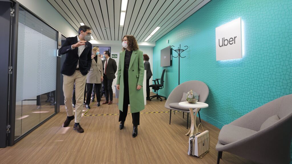 Diaz Ayuso con el presidente de Uber España, Juan Galiardo