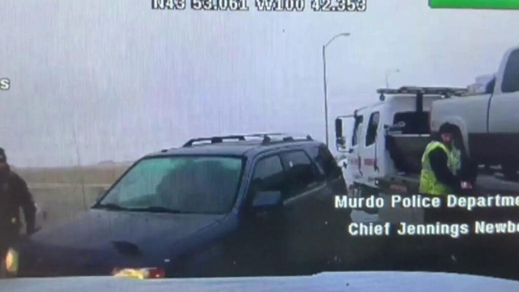 Los peligros del hielo y el exceso de velocidad: un vehículo impacta contra una patrulla de policía