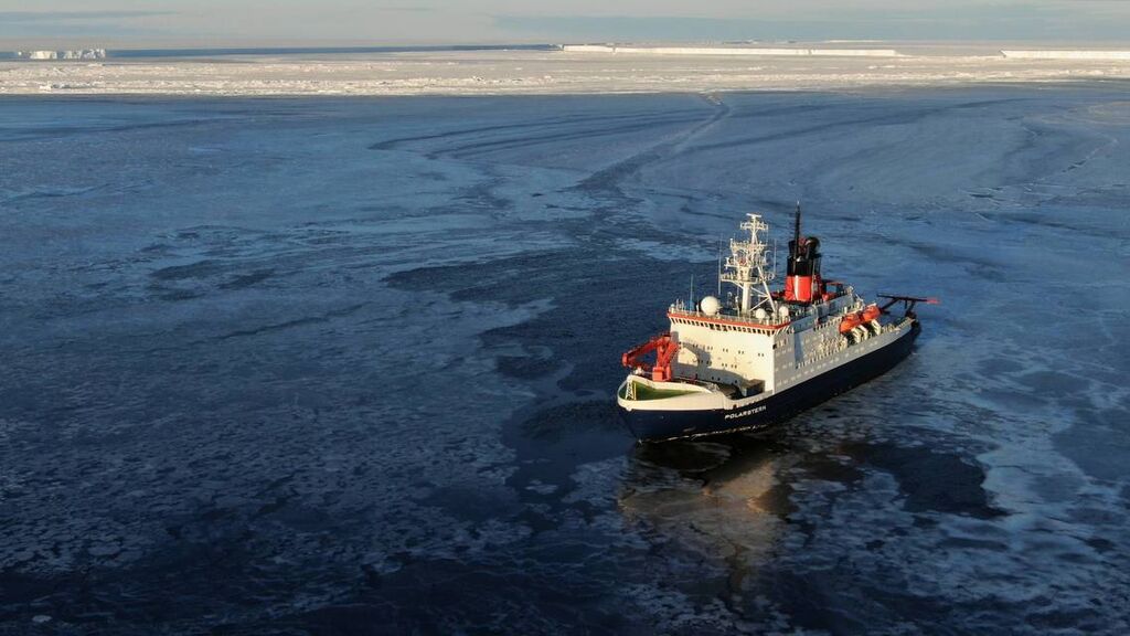 csm_20210314_Polarstern_between_Brunt_and_A74_RalphTimmermann_001_223d06023f