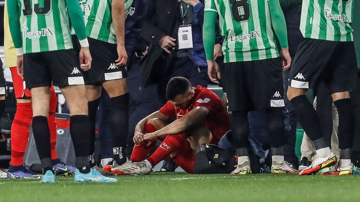El Betis-Sevilla, detenido tras el lanzamiento de una barra de plástico que impacta en Joan Jordán El Betis-Sevilla, detenido tras el lanzamiento de una barra de plástico que impacta en Joan Jordán