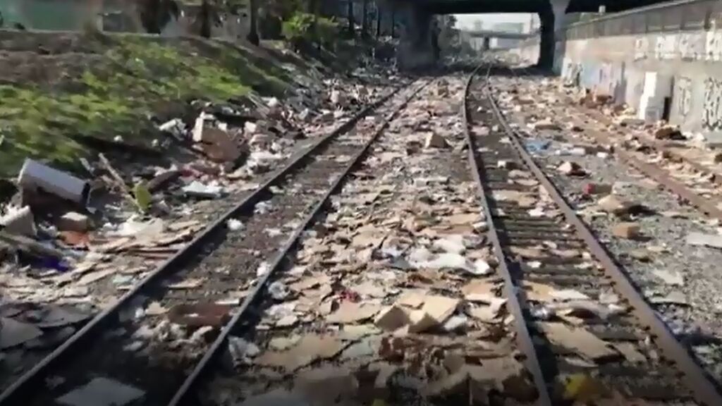 Miles de paquetes descansan sobre las vías del tren en Los Ángeles tras el asalto de ladrones