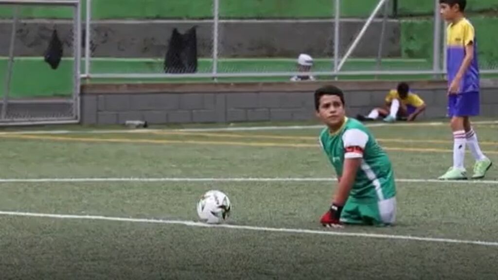 Juan José, un joven sin piernas, se convierte en la estrella de su club de fútbol