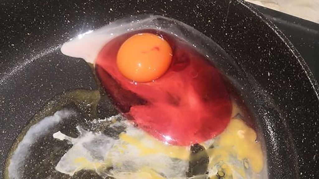 La enorme sorpresa de una mujer tras cascar un huevo en la sartén de color rosa