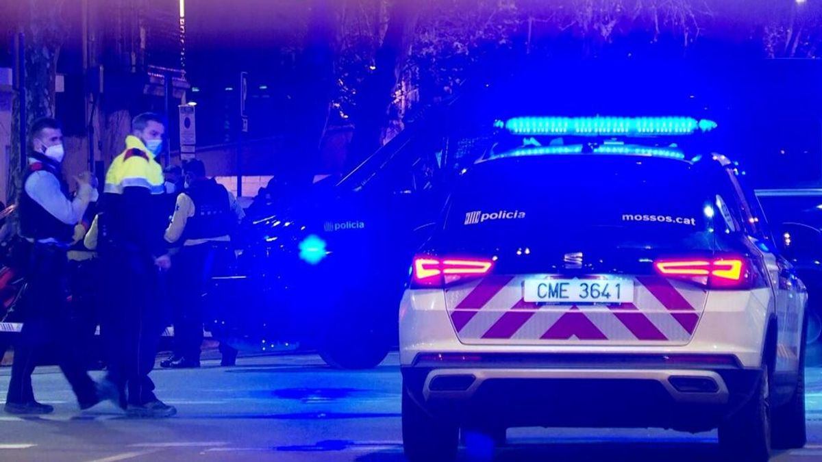 El hombre que se habría atrincherado en un piso de Barcelona consigue huir antes de que los Mossos accedieran la vivienda El hombre que se habría atrincherado en un piso de Barcelona consigue huir antes de que los Mossos accedieran la vivienda