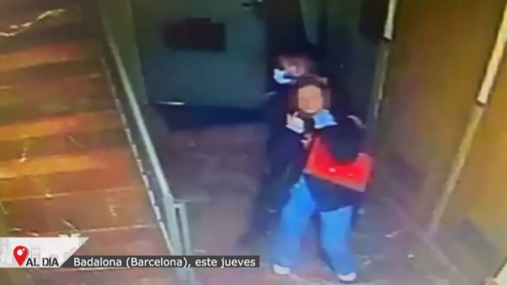 Buscan a un hombre que atracó a una mujer en Badalona utilizando la técnica del 'mataleón'