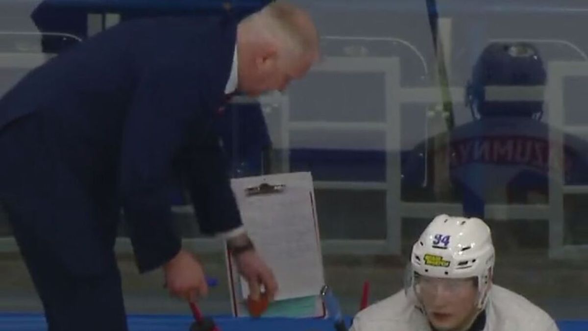 Despiden al entrenador de un equipo ruso de hockey sobre hielo por patear a uno de sus jugadores