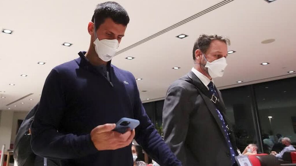 Fotografías de Djokovic en el aeropuerto antes de abandonar Australia
