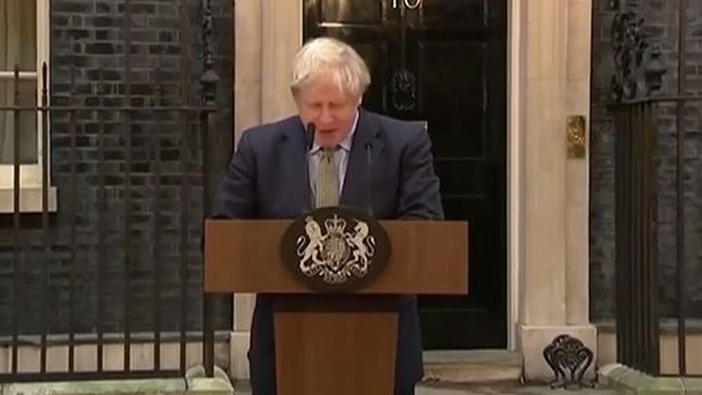 Boris Johnson se defiende del 'partygate' preparando purgas internas entre sus colaboradores para salvar su cabeza