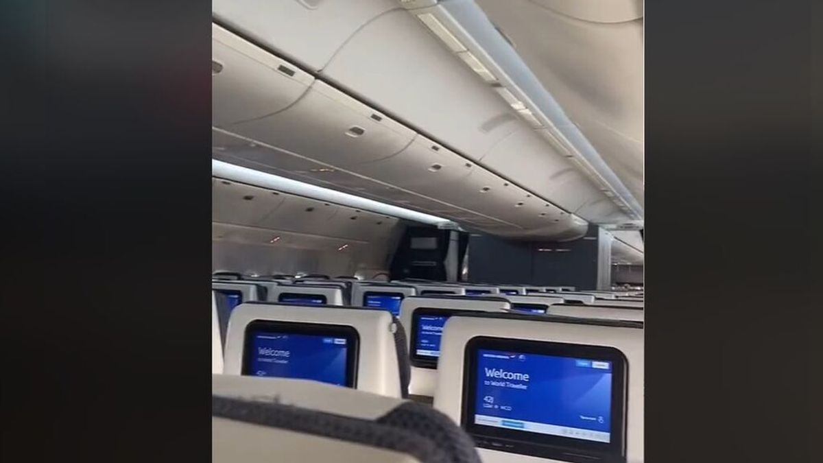 Un joven descubre que es el único pasajero de un vuelo a EEUU y tiene un viaje lleno de comodidades