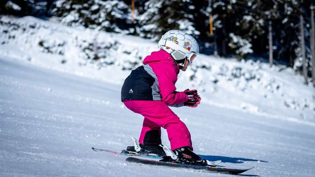 Muere una niña de 5 años mientras esquiaba: un hombre la arrolló con tanta fuerza que acabó con su vida