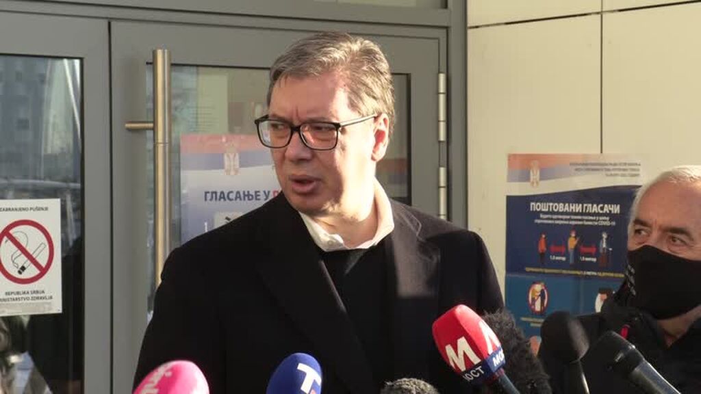 El presidente de Serbia acusa a las autoridades australianas de "torturar" y "maltratar" a Djokovic