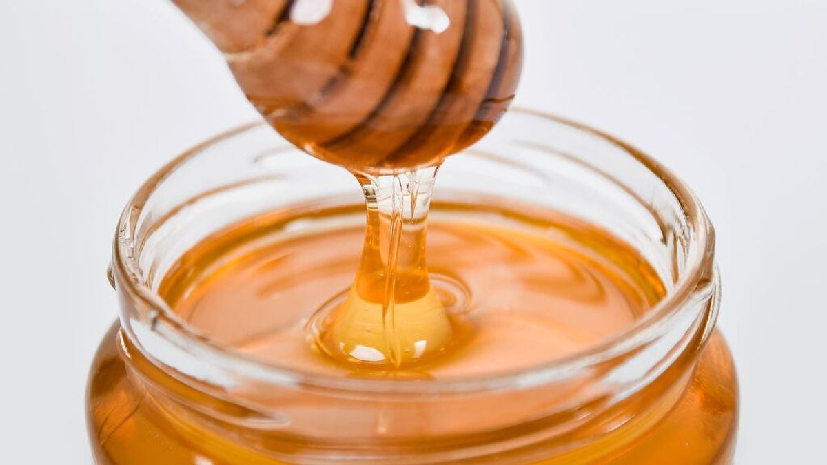 Antioxidante, hidratante y reparadora: todos los beneficios de la miel para la piel que no conocías