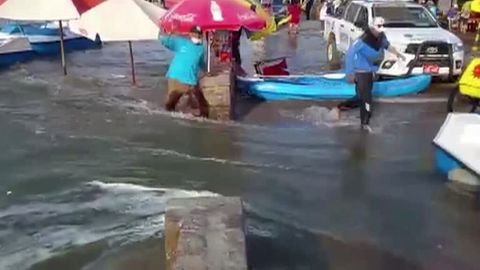 Al menos dos muertos en los tsunamis provocados por todo el mundo por el  volcán Tonga