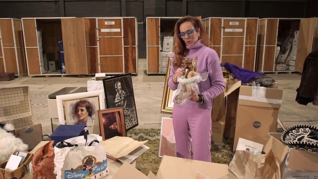 El tráiler: Rocío Carrasco abre los contenedores de las pertenencias de su madre entre lágrimas