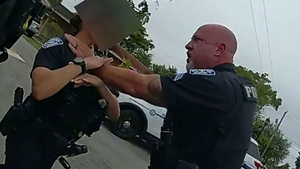 Un policía agarra del cuello a una compañera por apartarle de un sospechoso al que amenazaba con gas pimienta