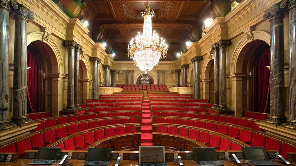 El Parlament catalán gasta 1,7 millones de euros mensuales en sueldos de funcionarios que ya no trabajan El Parlament catalán gasta 1,7 millones de euros mensuales en sueldos de funcionarios que ya no trabajan