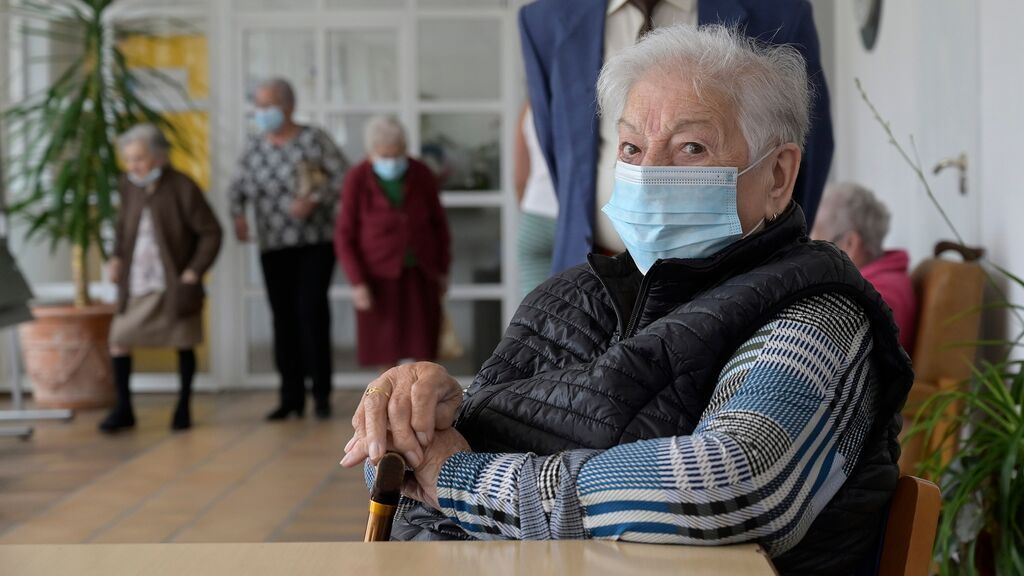 EuropaPress_3794074_varios_ancianos_salas_residencia_mayores_carballo_19_junio_2021_coruna