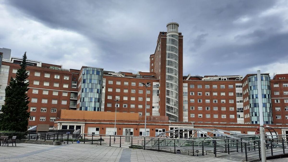 Los sanitarios de la Uci del Hospital de Cruces se sienten “hundidos” por la falta de medios Los sanitarios de la Uci del Hospital de Cruces se sienten “hundidos” por la falta de medios
