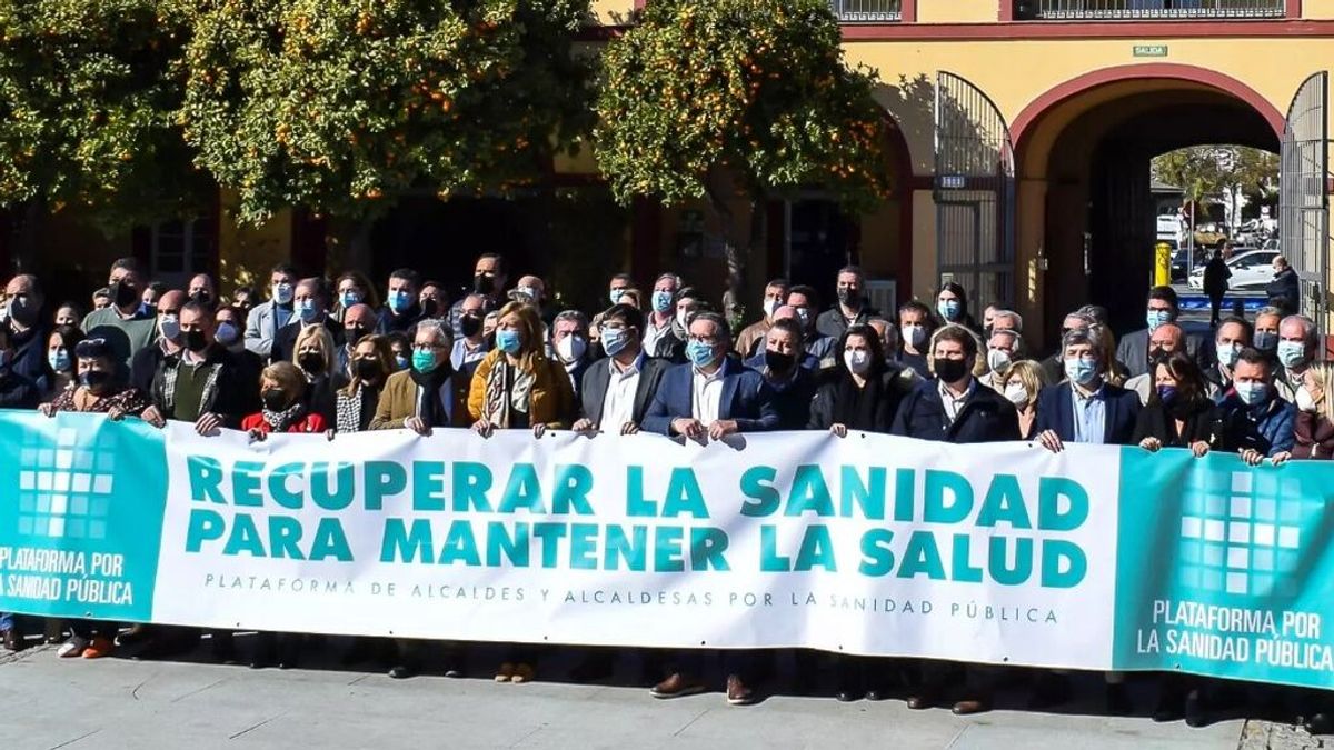 Casi 90 alcaldes constituyen la plataforma contra el "deterioro sanitario" y piden una reunión a Moreno Casi 90 alcaldes constituyen la plataforma contra el "deterioro sanitario" y piden una reunión a Moreno