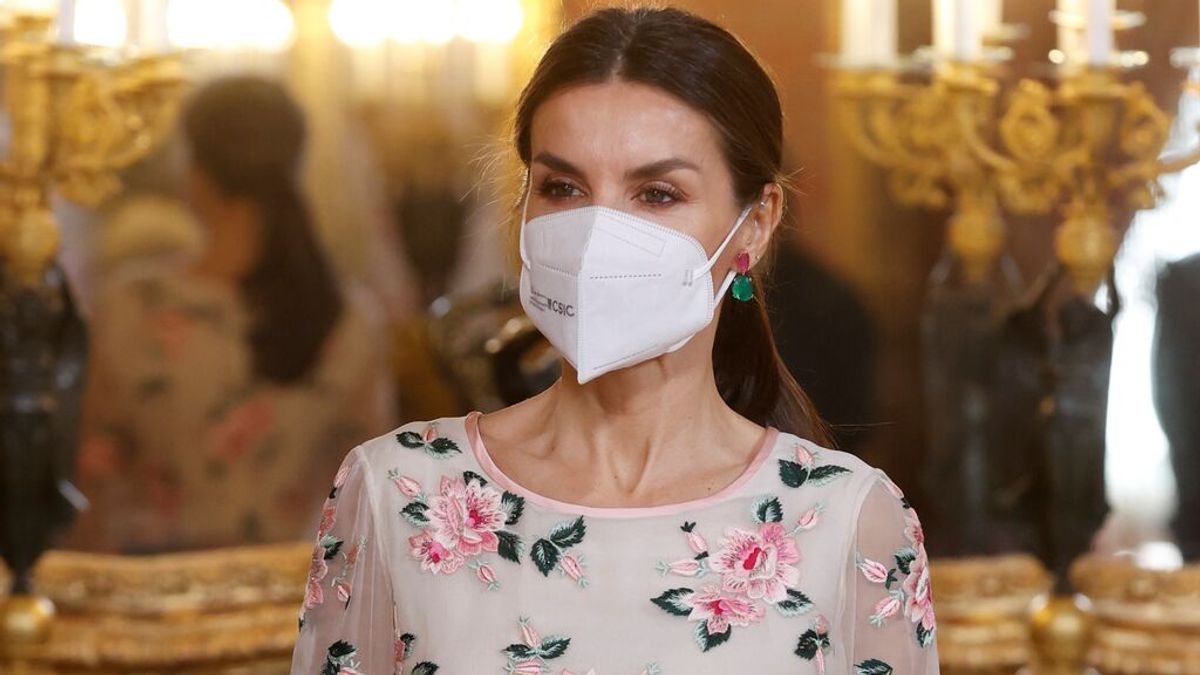 La reina Letizia vuelve a tirar del fondo de armario de Doña Sofía La reina Letizia vuelve a tirar del fondo de armario de Doña Sofía