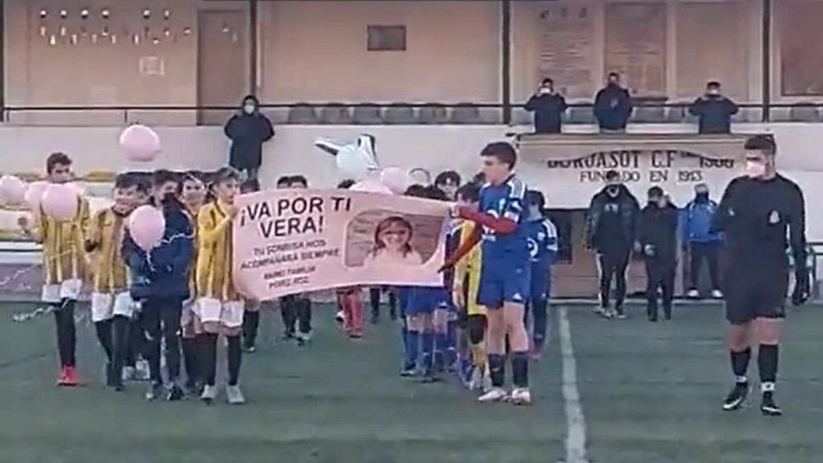 "Va por ti Vera”: el mensaje del futbol infantil a la niña fallecida en el castillo hinchable de Mislata
