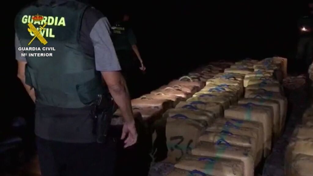 Incautan 3.300 kilos de hachís en la costa de Almería y detienen a cinco personas