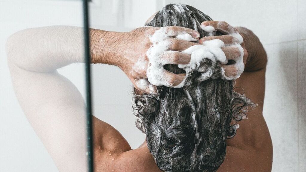 Lavado inverso: el método para recuperar el pelo sano que pueden hacer también los hombres