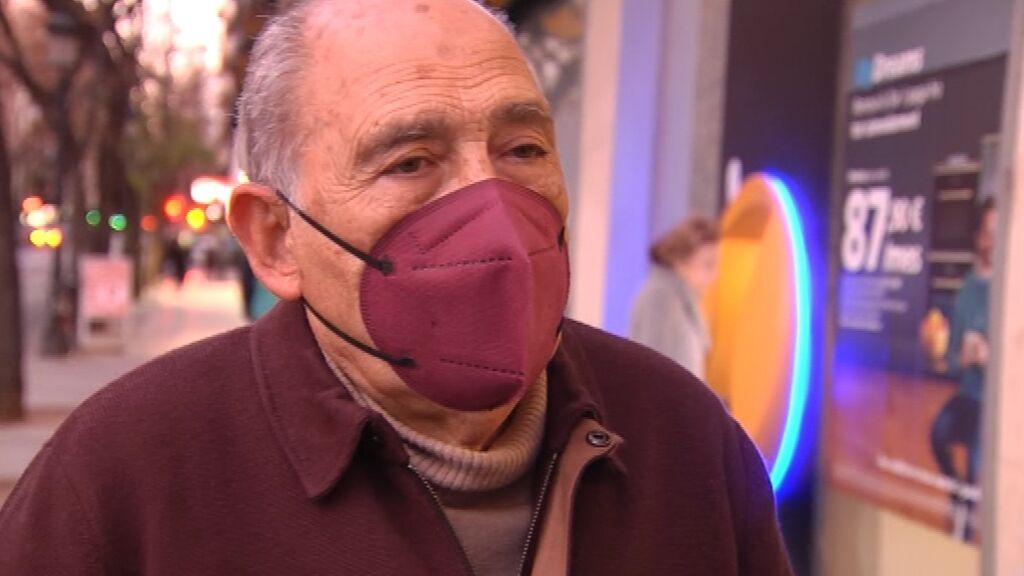Carlos, el pensionista de 78 años que planta cara a los bancos por el trato a los mayores