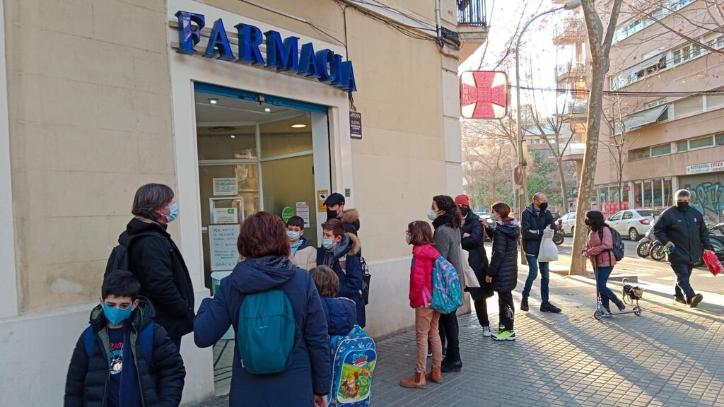 Un test de antígenos cada cinco segundos en las farmacias catalanas: "Hacemos pruebas como locos"