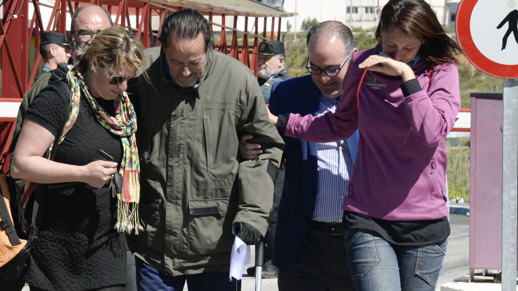 Julián Muñoz con sus hijas Elia y Eloísa, saliendo de la cárcel con muletas (1 de abril de 2016)