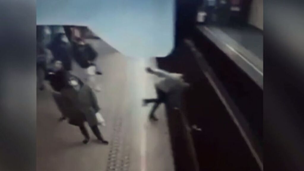 Un heroico conductor de metro logra evitar, in extremis, el atropello de una mujer empujada a las vías en Bruselas