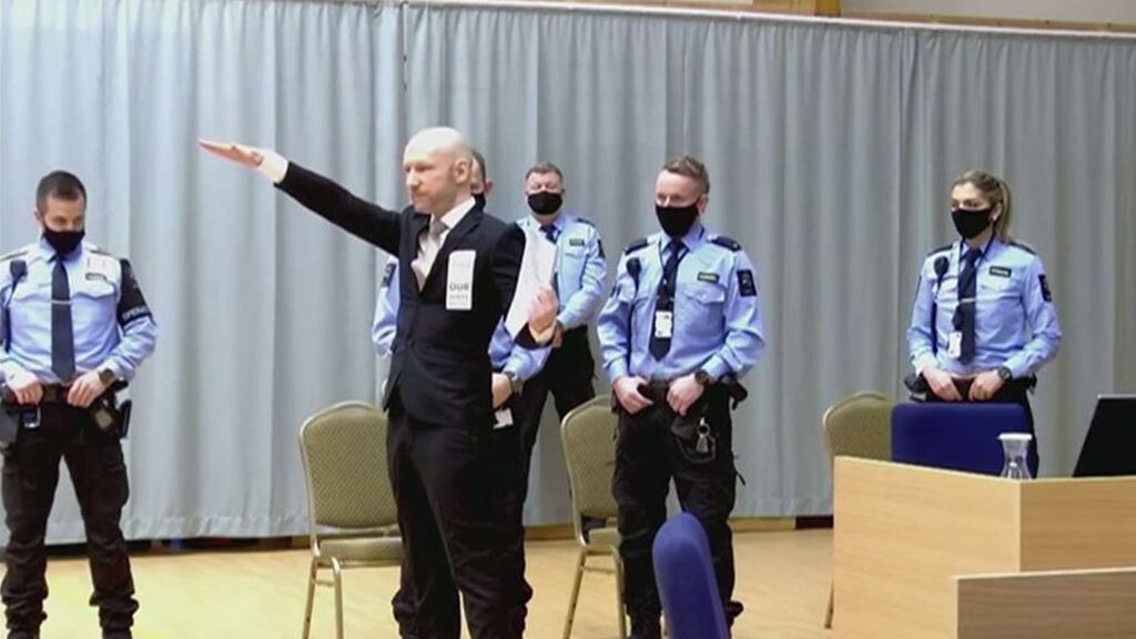Anders Breivik pide su libertad haciendo el saludo nazi ante el juez: no se arrepiente de la masacre
