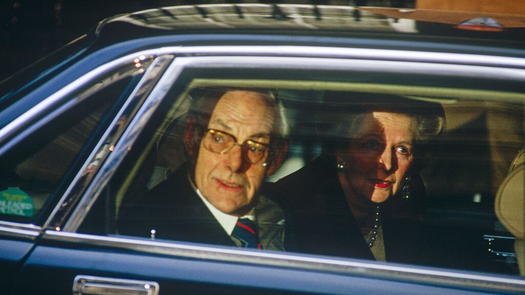 Margaret Thatcher abandona entre lágrimas el número 10 de Downing Street