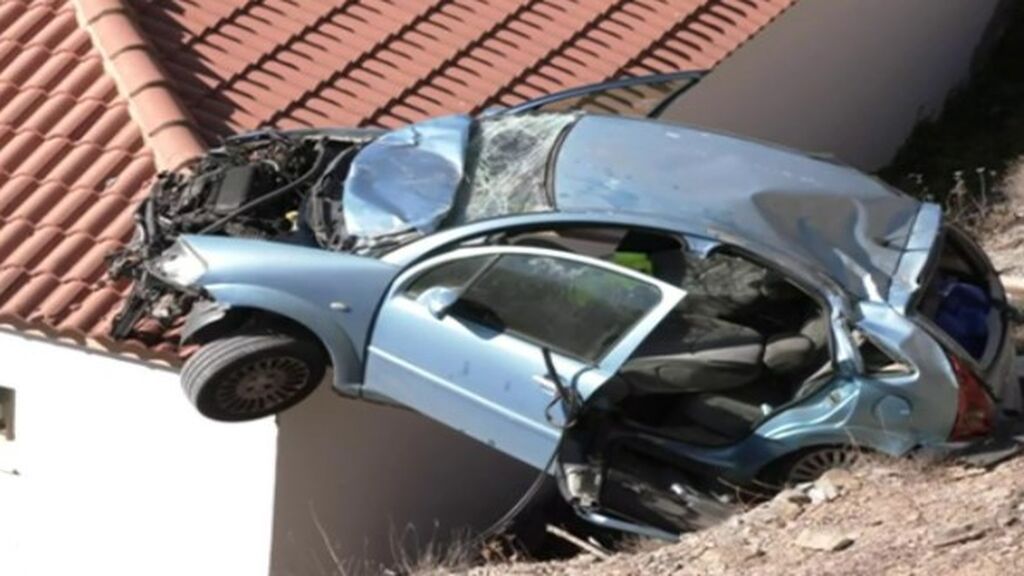 Herido un conductor tras impactar su coche contra el tejado de una casa: confundió el freno con el acelerador